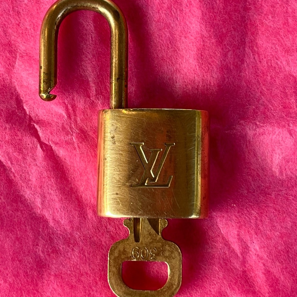 LOUIS VUITTON #309 LOCK AND KEY - Picture 3 of 5